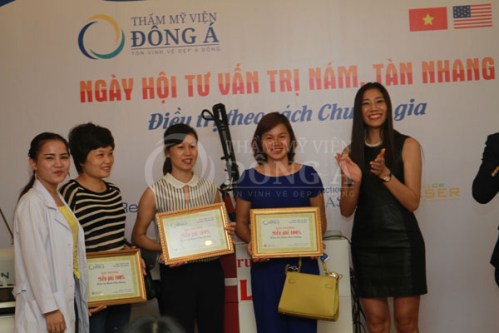 Khách hàng trị nám tại hội thảo