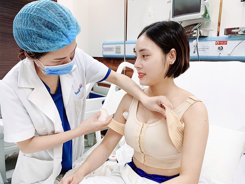 Khách hàng được chăm sóc hậu phẫu, hướng dẫn mặc áo định hình ngực